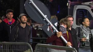 Torino, manifestanti pro Pal assaltano le OGR (Officine Grandi Riparazioni)