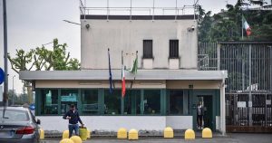 Sega le sbarre della finestra e si cala con delle lenzuola: evade dal carcere un pericoloso detenuto