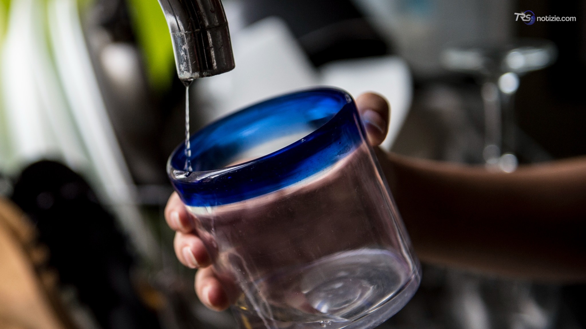 Nas, acqua venduta in bar e ristoranti: irregolarità nel 54% dei casi, sospese 10 aziende