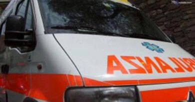Sbalzati fuori da auto, morti 2 giovani