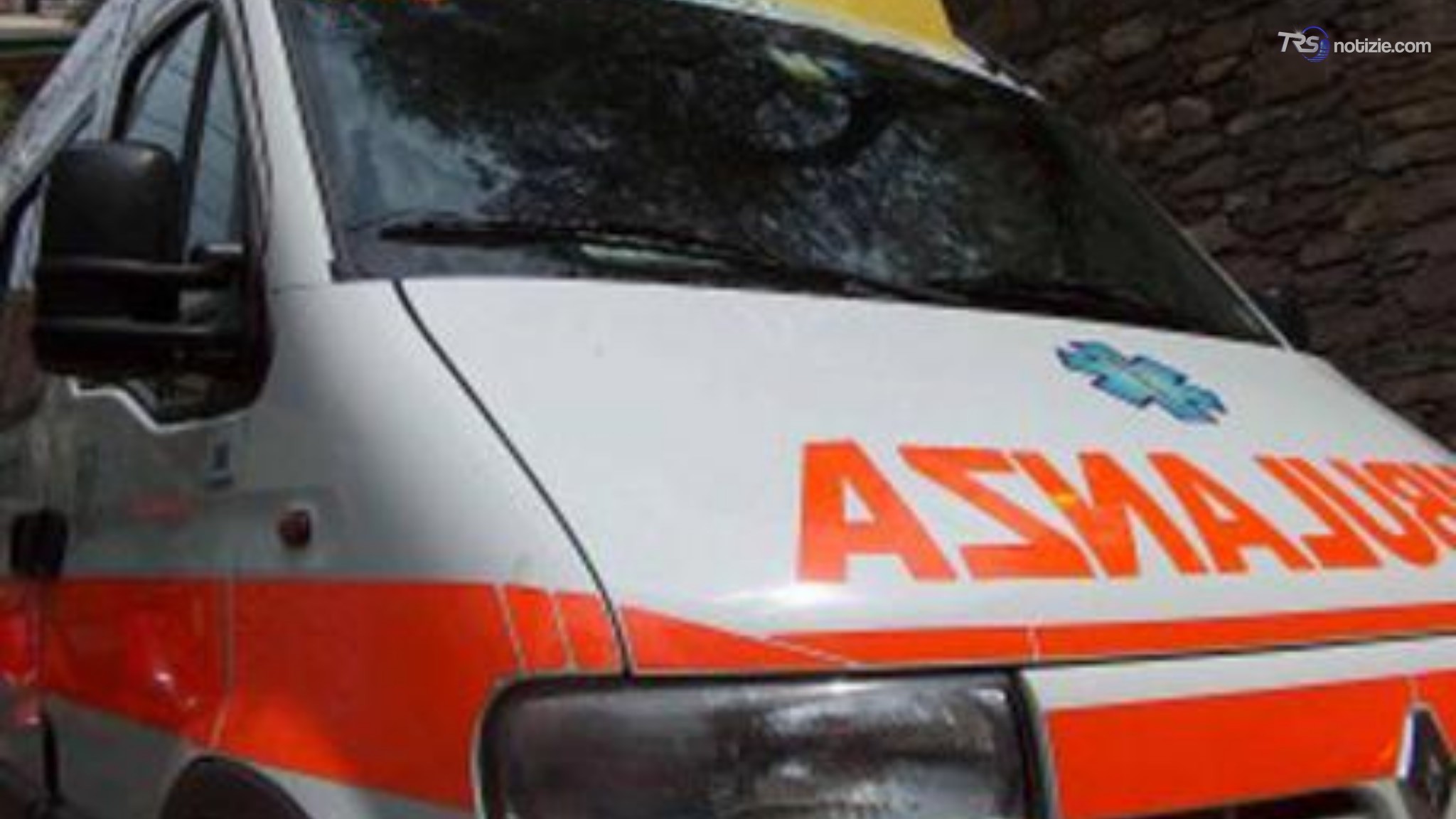 Sbalzati fuori da auto, morti 2 giovani