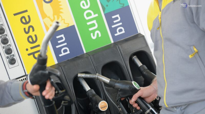 Caro carburanti, "Rischio gasolio a 3 euro": l'allarme di Federpetroli
