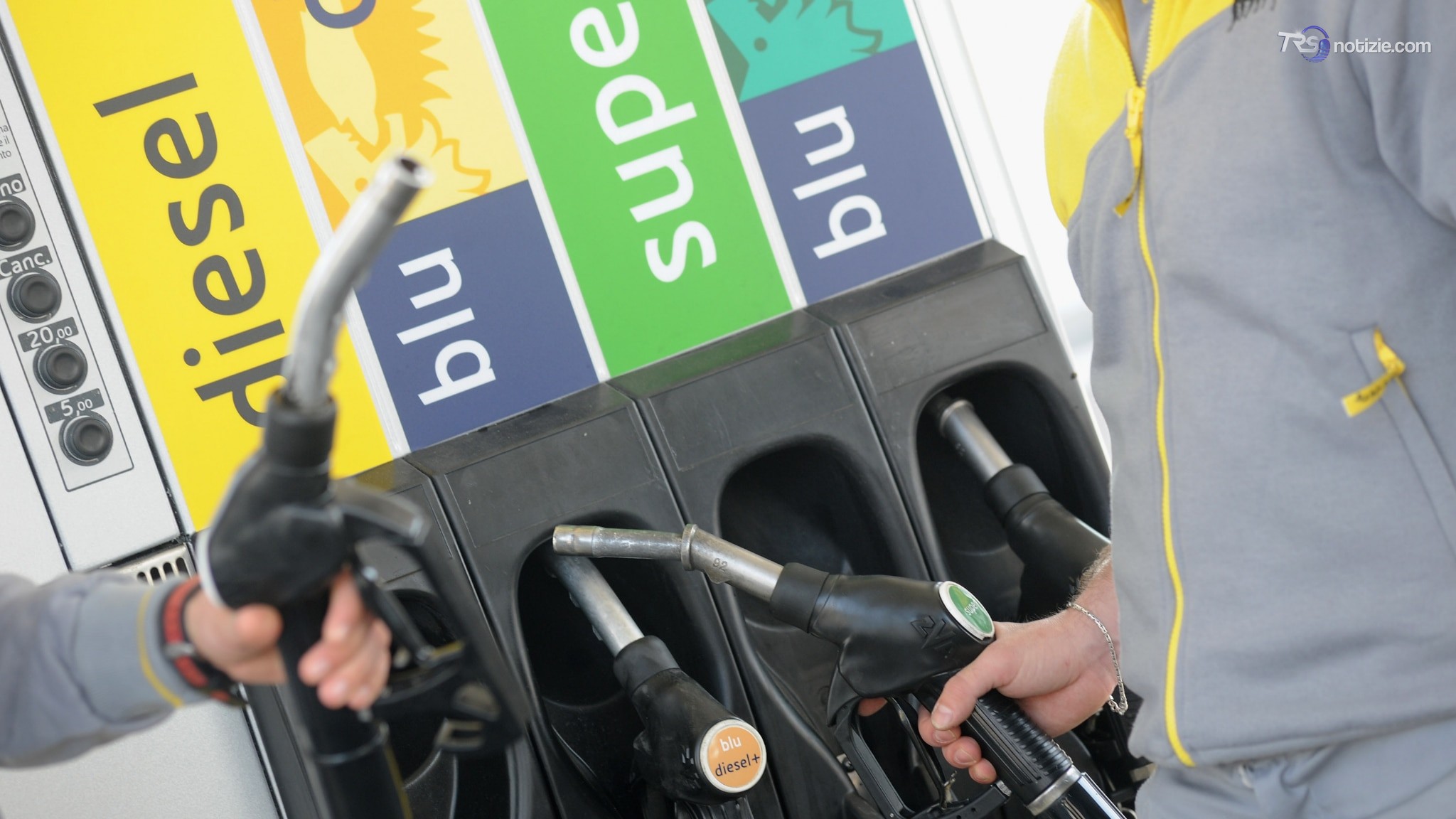 Caro carburanti, "Rischio gasolio a 3 euro": l'allarme di Federpetroli