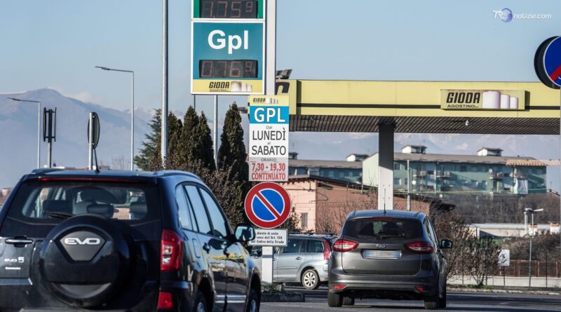 Benzina e gasolio ancora in aumento
