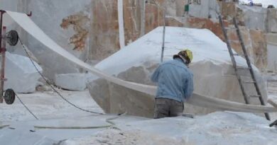 Incidente sul lavoro a Carrara, muore operaio schiacciato da lastre di marmo