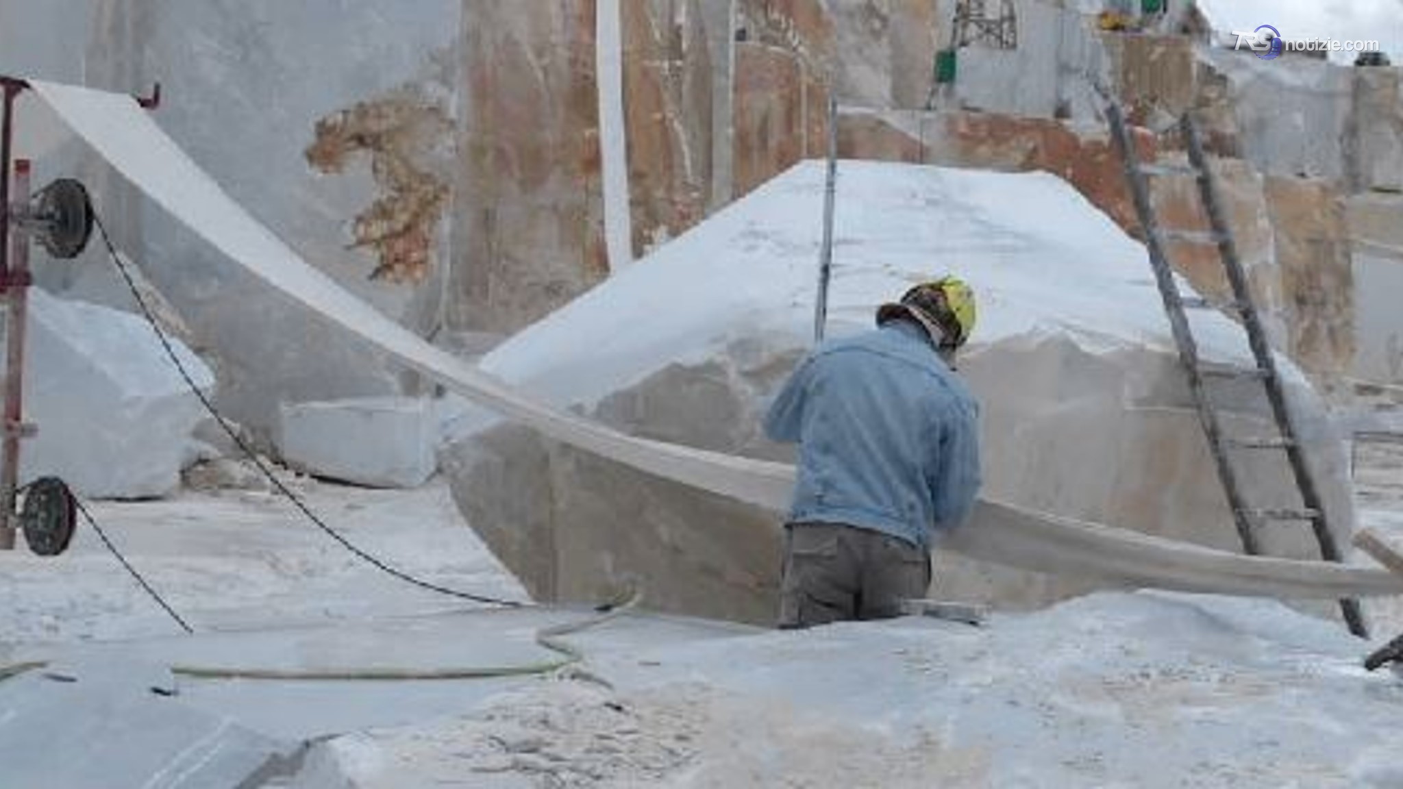 Incidente sul lavoro a Carrara, muore operaio schiacciato da lastre di marmo