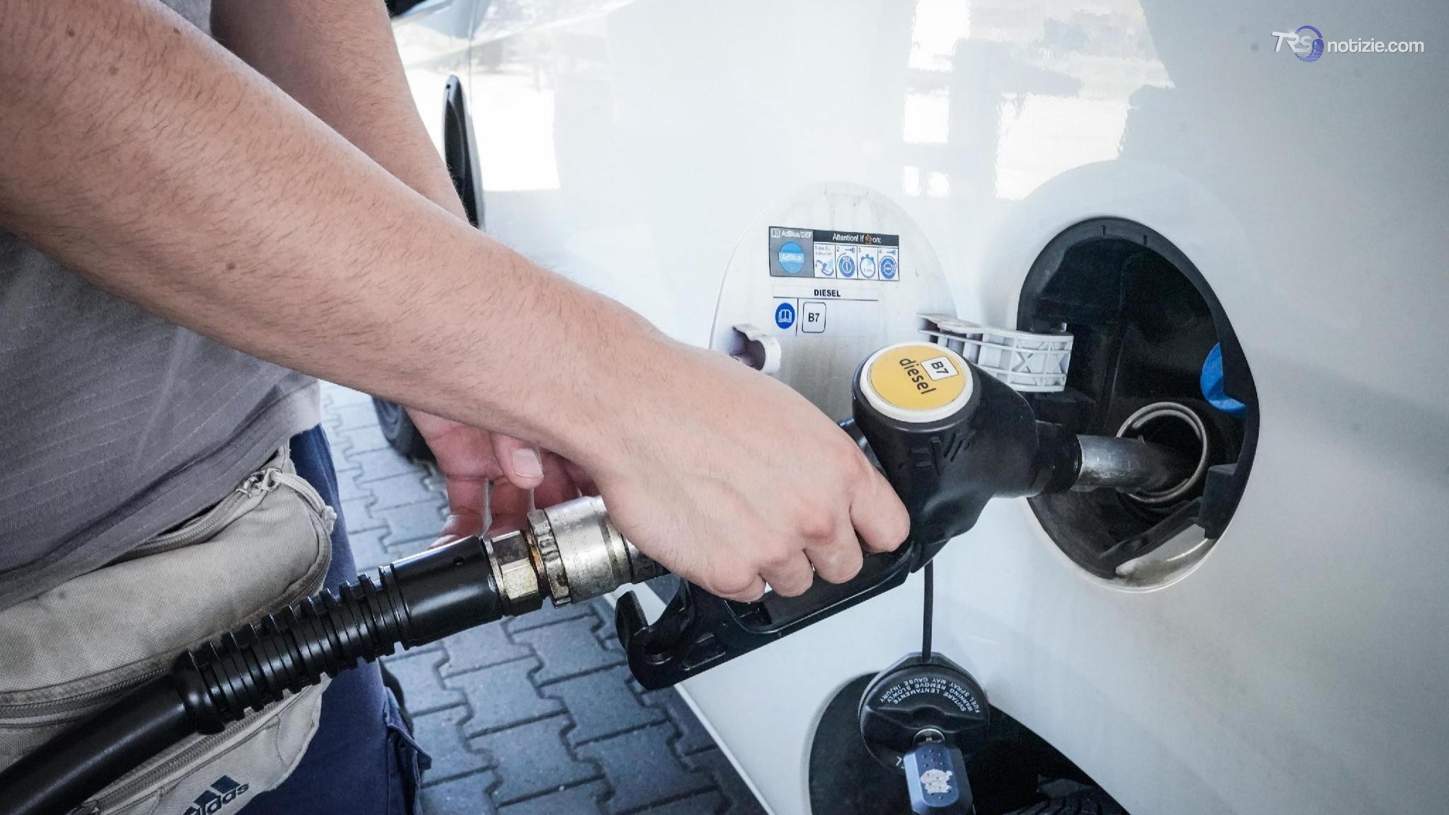 Carburanti, boom di irregolarità: 265 denunciati, truffe e prezzi nel mirino della Gdf