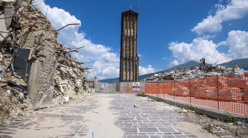 Dieci anni fa il terremoto di Amatrice, Giorgia Meloni alla commemorazione