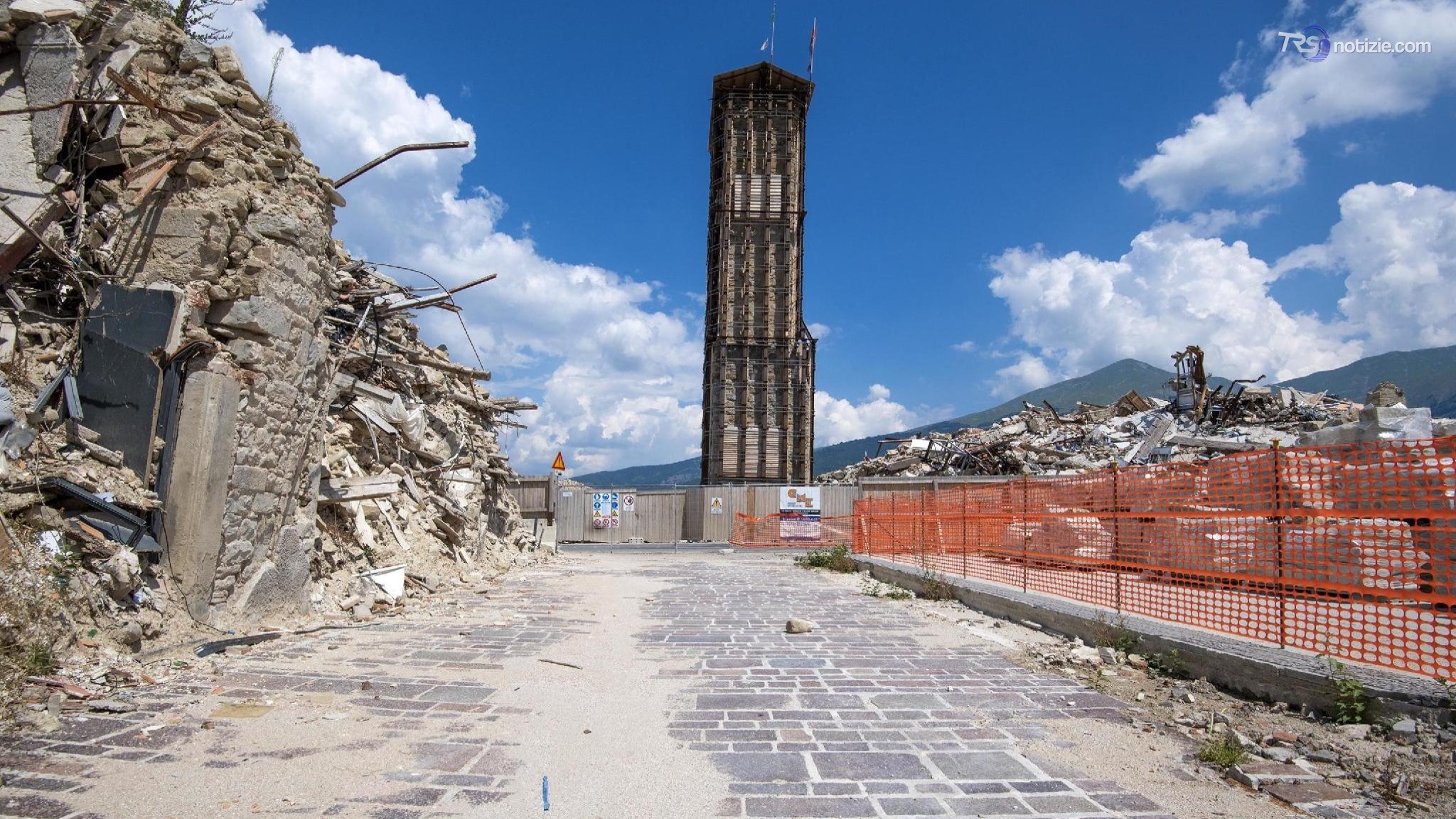 Dieci anni fa il terremoto di Amatrice, Giorgia Meloni alla commemorazione