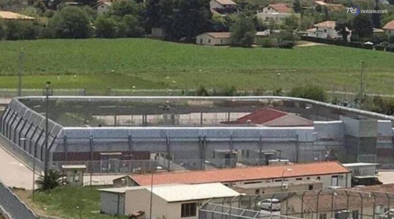 Migranti tentano di opporsi al rimpatrio e appiccano il fuoco nel Cpr