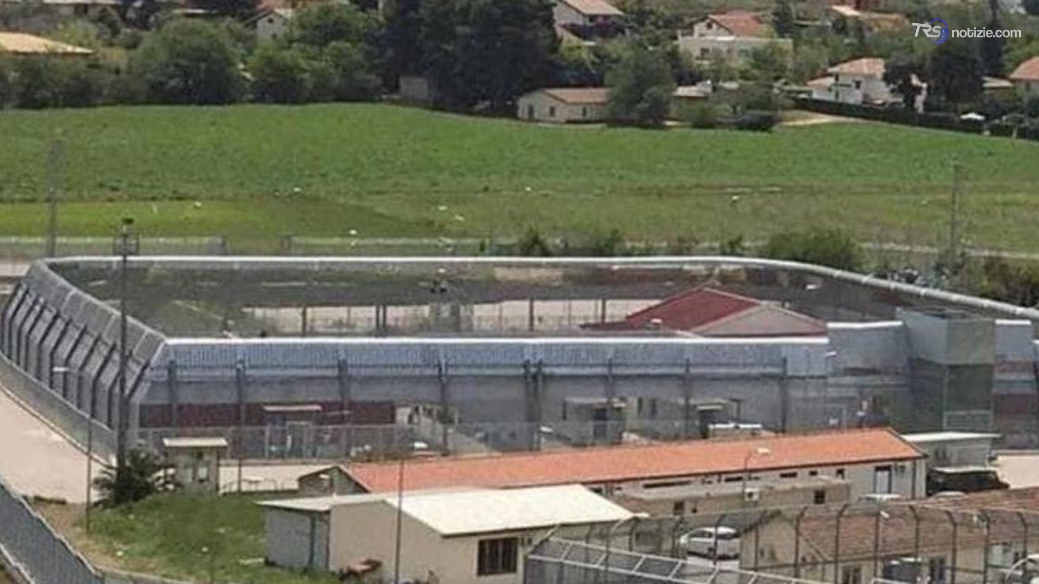 Migrante fugge dal Cpr di Caltanissetta ma cade in una scarpata