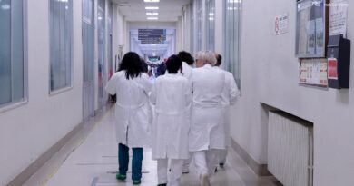 Sanità, firmato il nuovo contratto: fino a 240 euro lordi in più al mese per gli infermieri