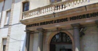 Fiamme al carcere minorile Malaspina, nove intossicati