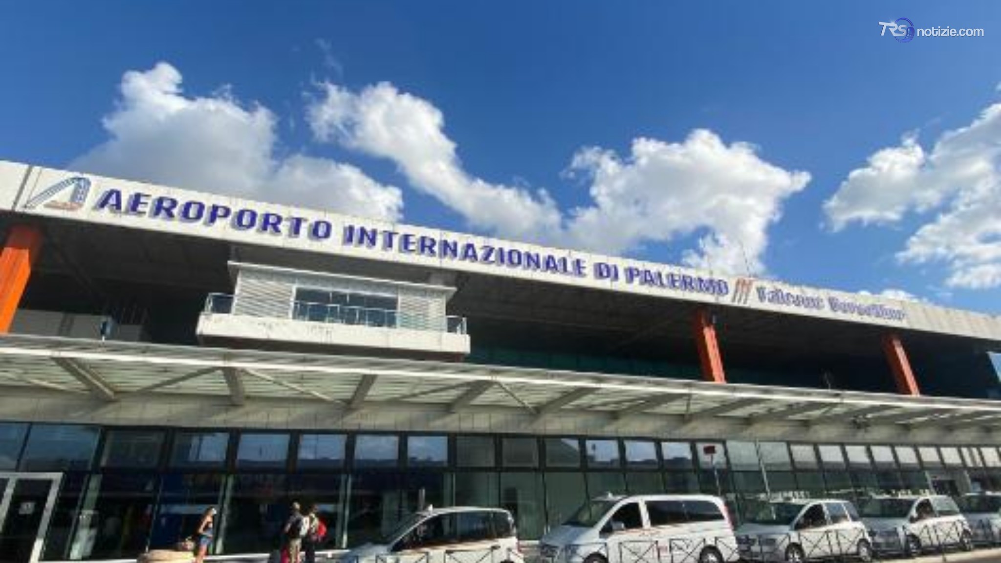 Eruzione Etna, disagi all'aeroporto Falcone Borsellino