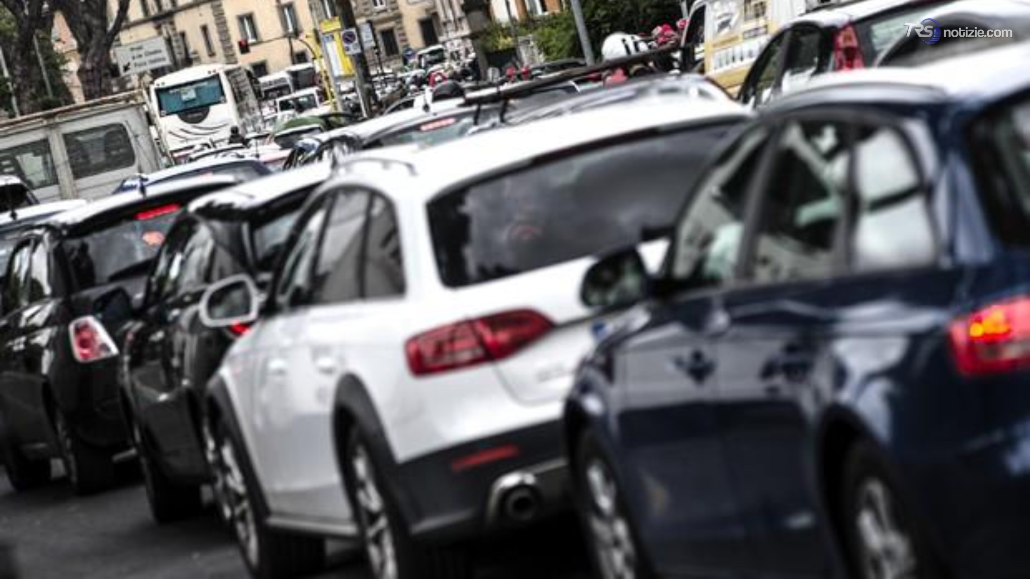 Auto e caldo estremo, l'allarme di Federcarrozzieri: possibili fino a 16mila euro di danni