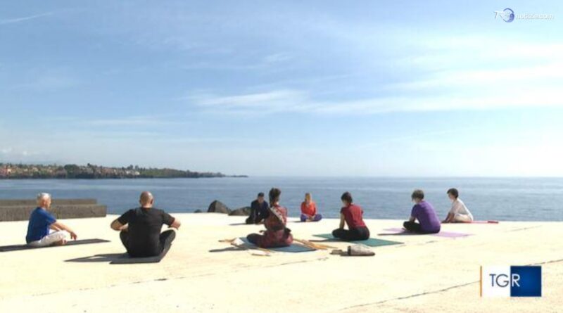 Yoga: "Silenzio e ritmi rallentati, antidoto alla vita moderna"