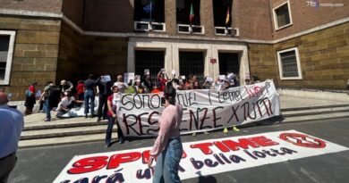 Spin time: 200 persone accampate in strada, bimba di un anno e mezzo ricoverata