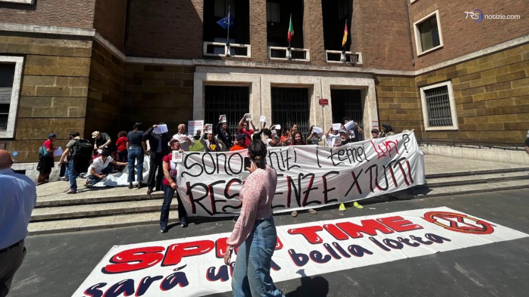 Spin time: 200 persone accampate in strada, bimba di un anno e mezzo ricoverata