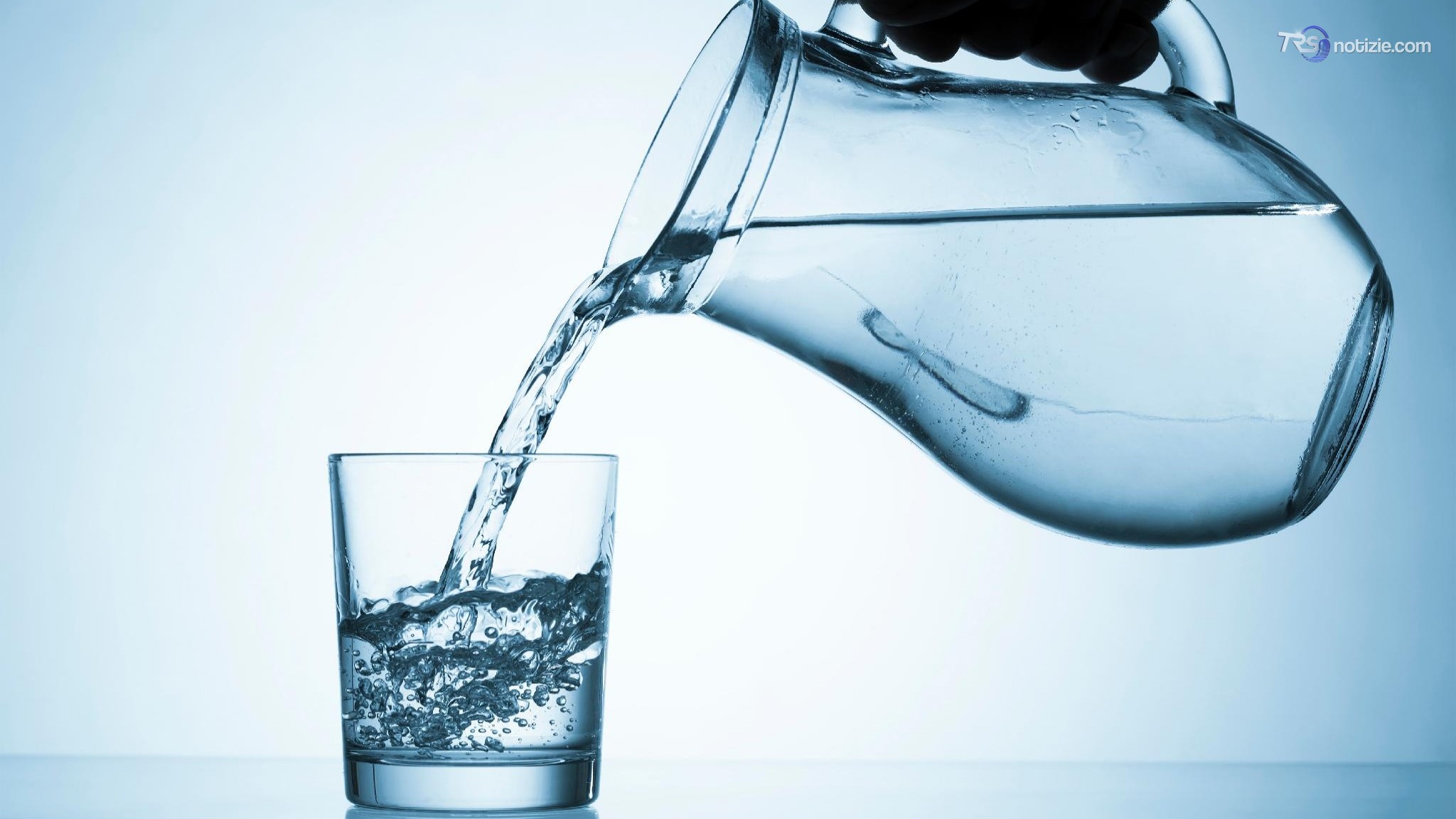 Caldo torrido, l’acqua fredda fa male? Meglio liscia o frizzante? Ecco come idratarsi
