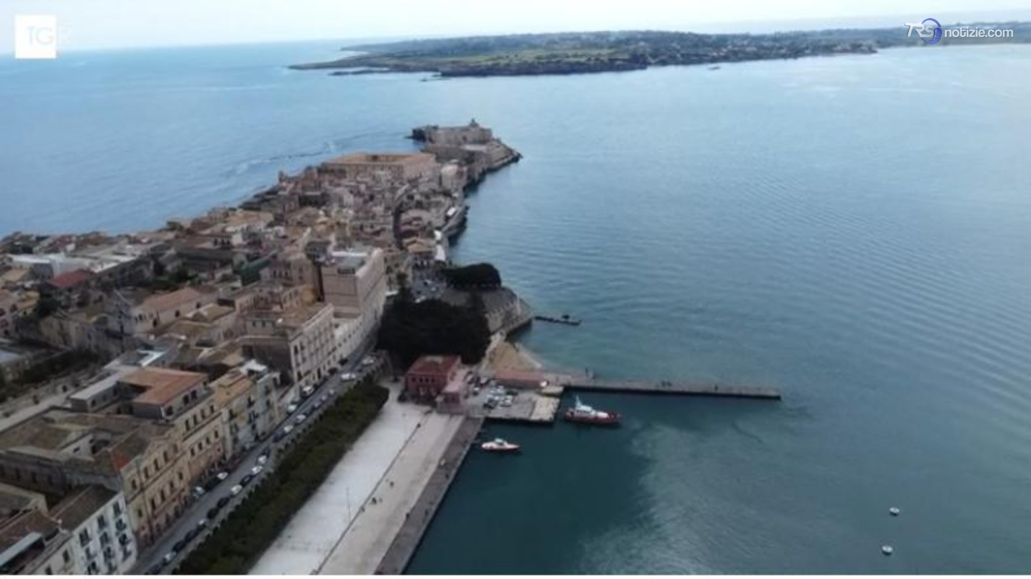 Hashish e smartphone fuori dal carcere, due arresti
