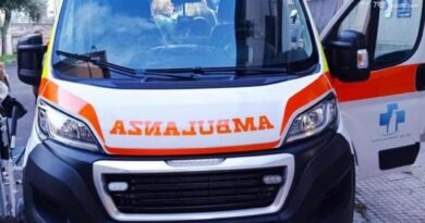 Si getta in auto con la moglie nel porto di Cattolica, salvati dai passanti