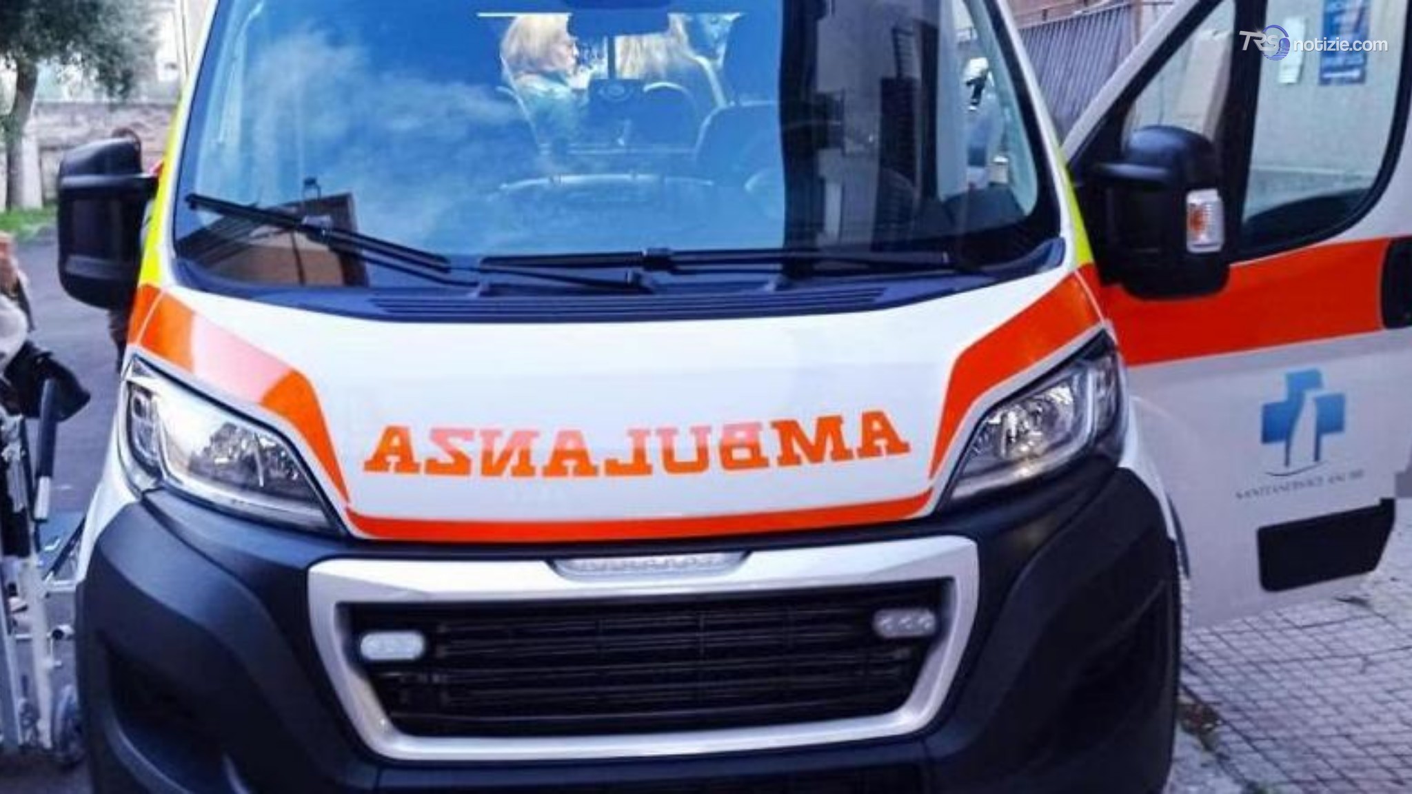 Si getta in auto con la moglie nel porto di Cattolica, salvati dai passanti