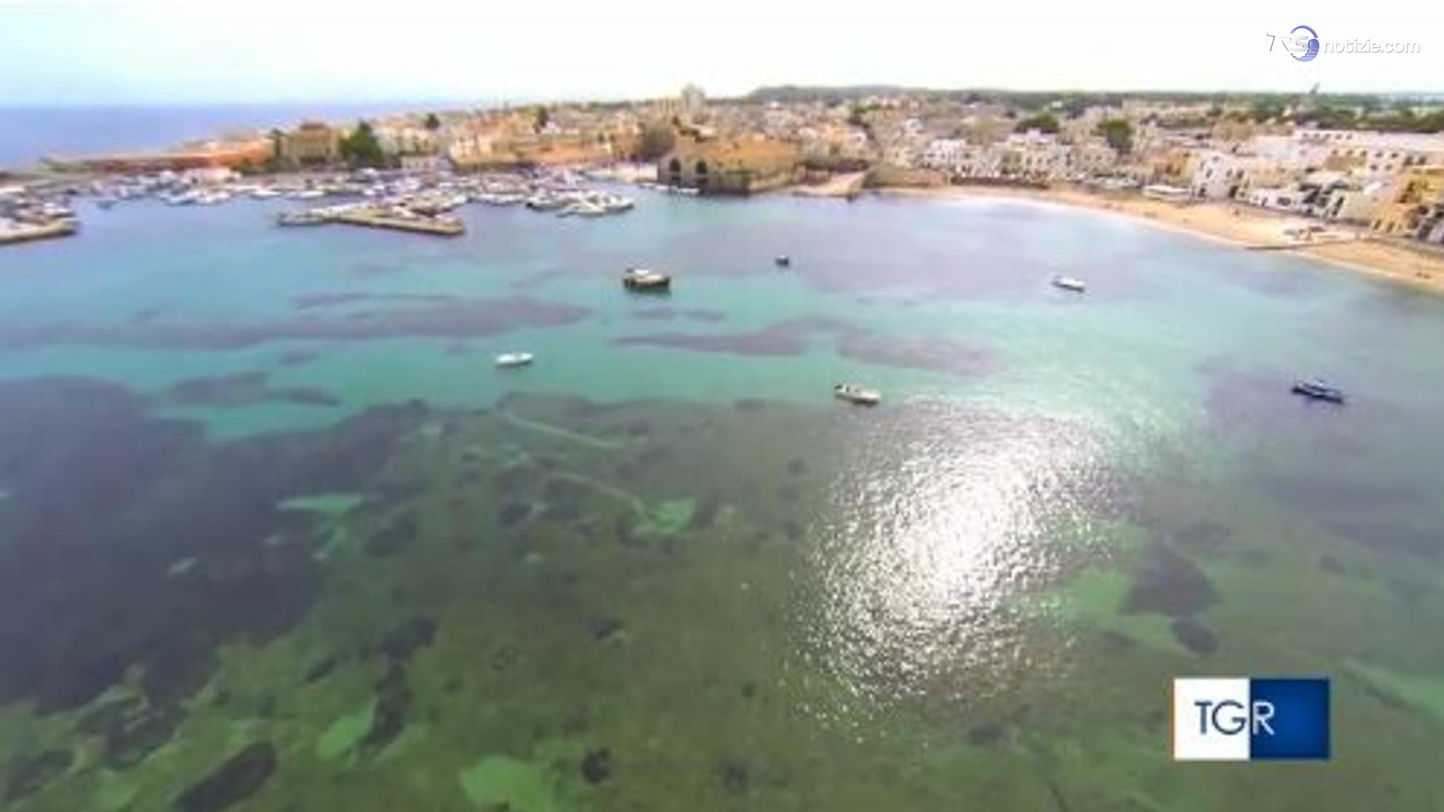 In fiamme una parte del terminal del porto di Favignana