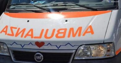 Nel canale con l'auto e la moglie: salvi