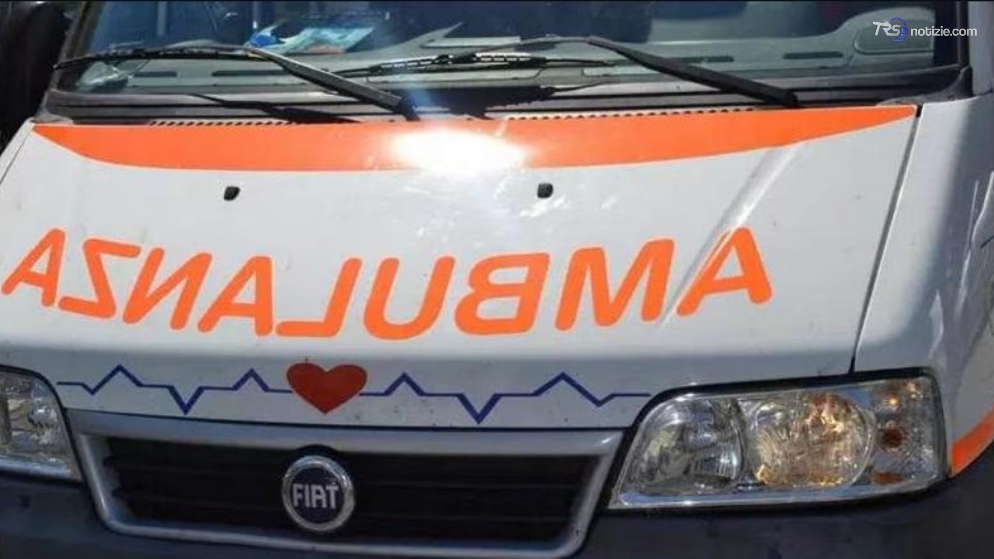 Nel canale con l'auto e la moglie: salvi