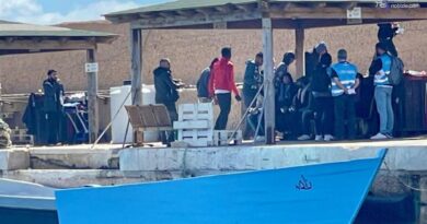 Lampedusa, 100 migranti giunti sull'isola