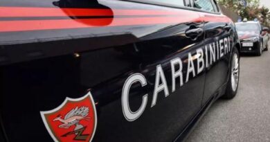 Aggressione in hotel, il figlio difende la madre dal padre violento e lo blocca: arrestato 43enne