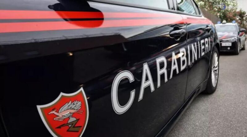 Aggressione in hotel, il figlio difende la madre dal padre violento e lo blocca: arrestato 43enne