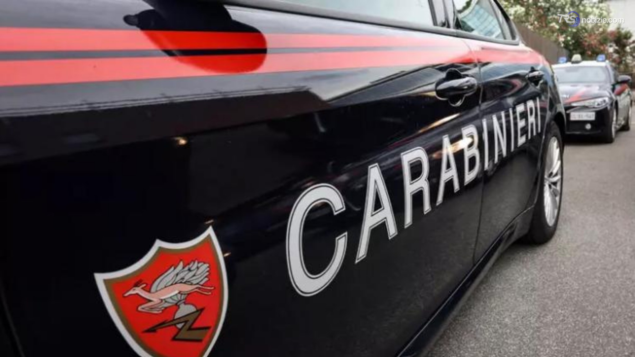 Aggressione in hotel, il figlio difende la madre dal padre violento e lo blocca: arrestato 43enne