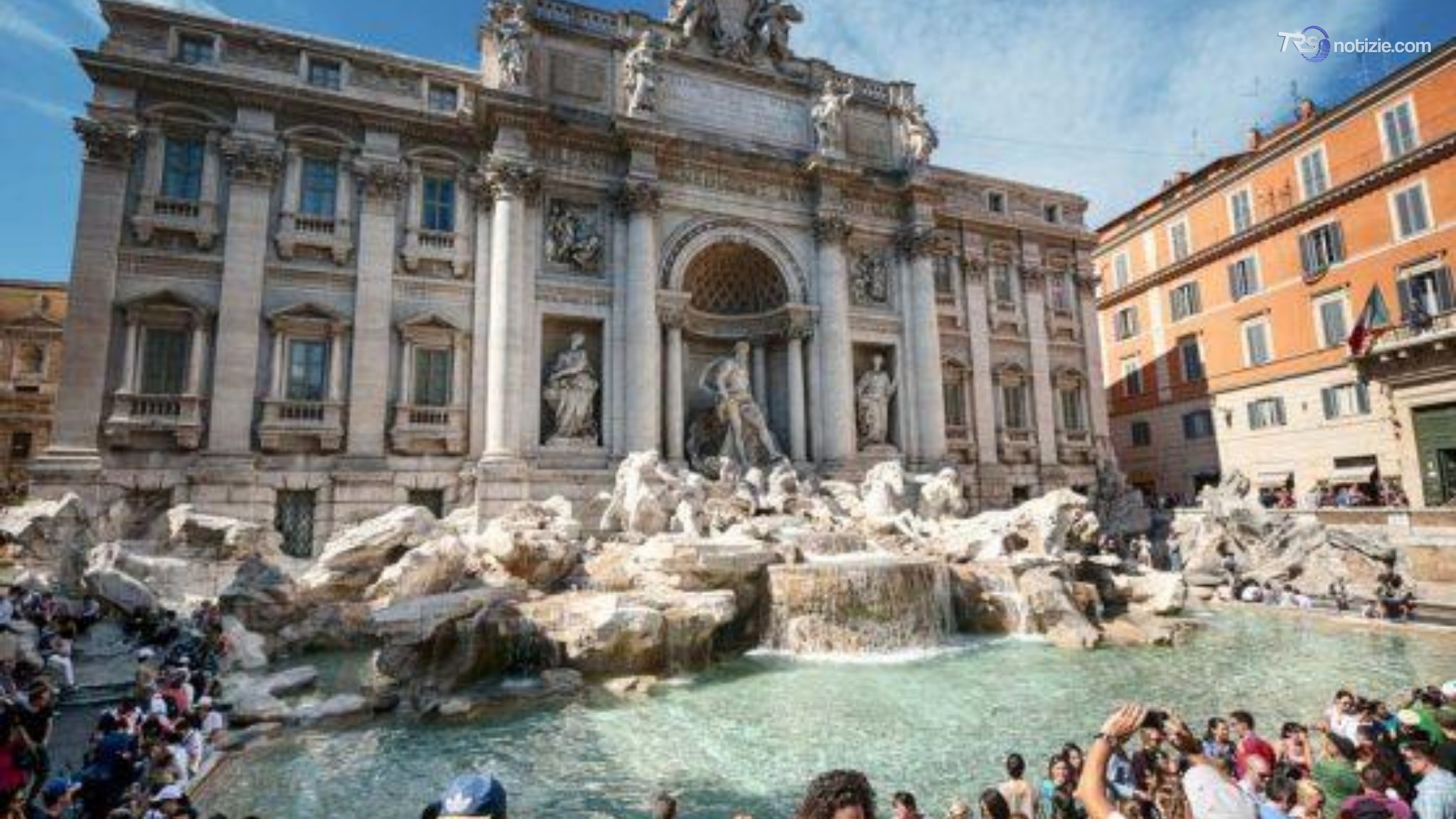 Da oggi ticket turistico di due euro per avvicinarsi alla Fontana di Trevi. Ma i romani non pagano