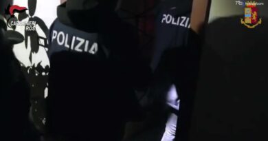 Bomba davanti a un negozio a Roma