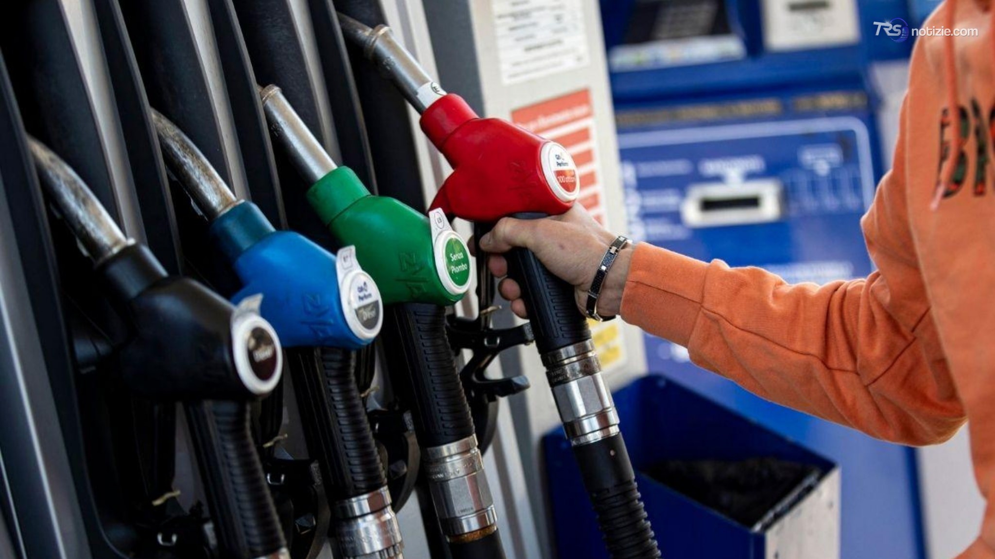 Carburanti, il taglio delle accise non basta: rincari su benzina e diesel, protestano le imprese