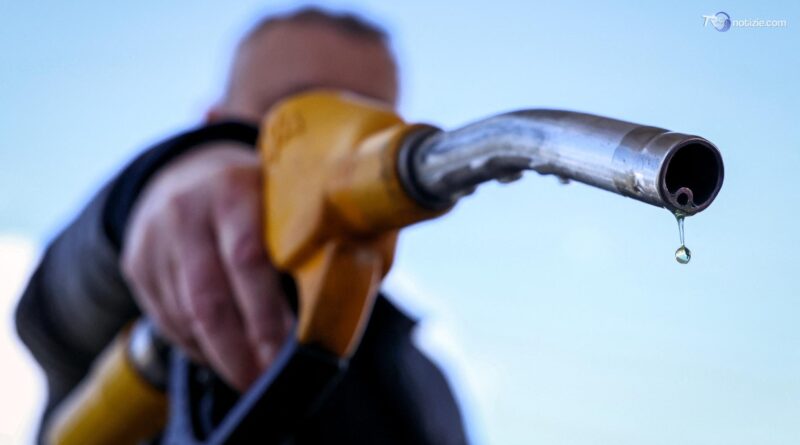 Caro carburanti, Ferragosto salato per chi si sposta in auto: i costi di un pieno