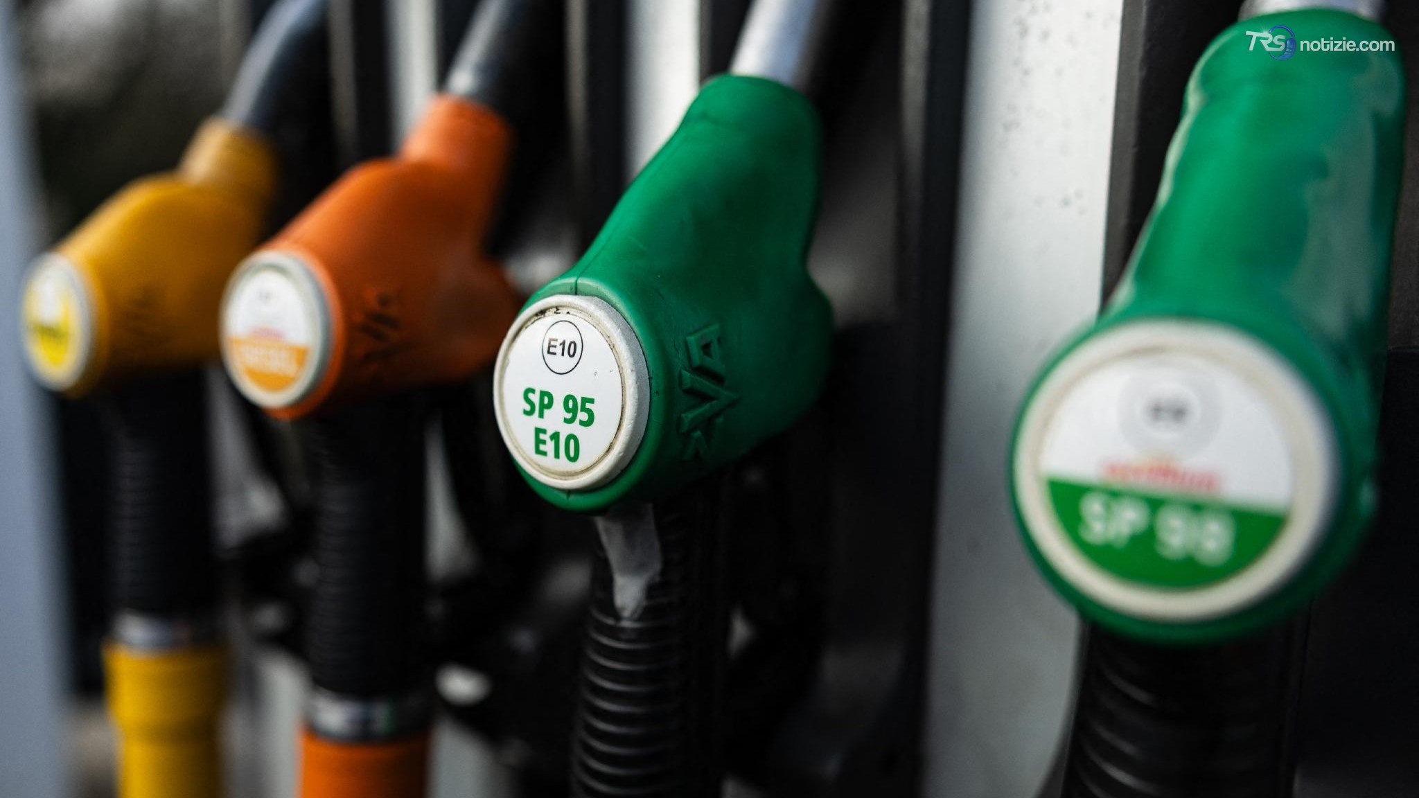Giorgetti firma decreto sulle accise mobili, sconto su gasolio fino al 26 agosto