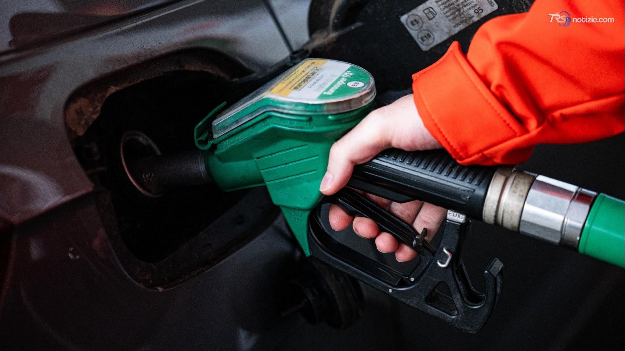 Benzina schizza sopra i 2 euro al litro