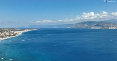 A 80 anni attraversa lo Stretto a nuoto