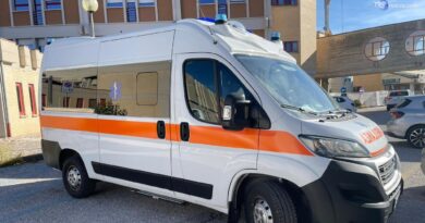Lite in famiglia a Genova. Accoltella la sorella, poi precipita dal sesto piano e muore