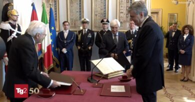 Cerimonia brevissima, l'emozione del neo ministro Mazzi, il giuramento