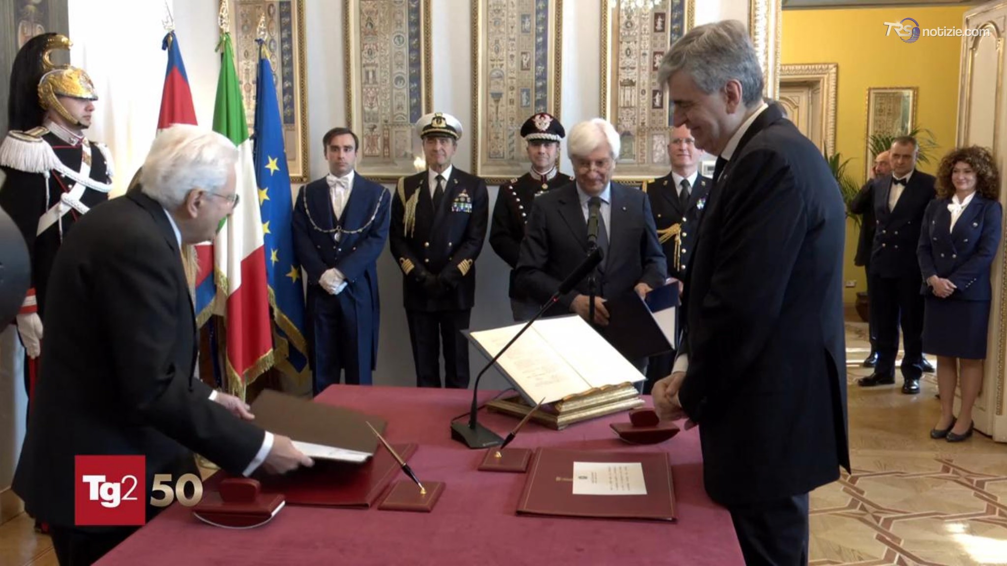 Cerimonia brevissima, l'emozione del neo ministro Mazzi, il giuramento