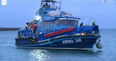 Sbarcati a Lampedusa i 36 migranti soccorsi da nave Aurora 2. Tra loro un neonato