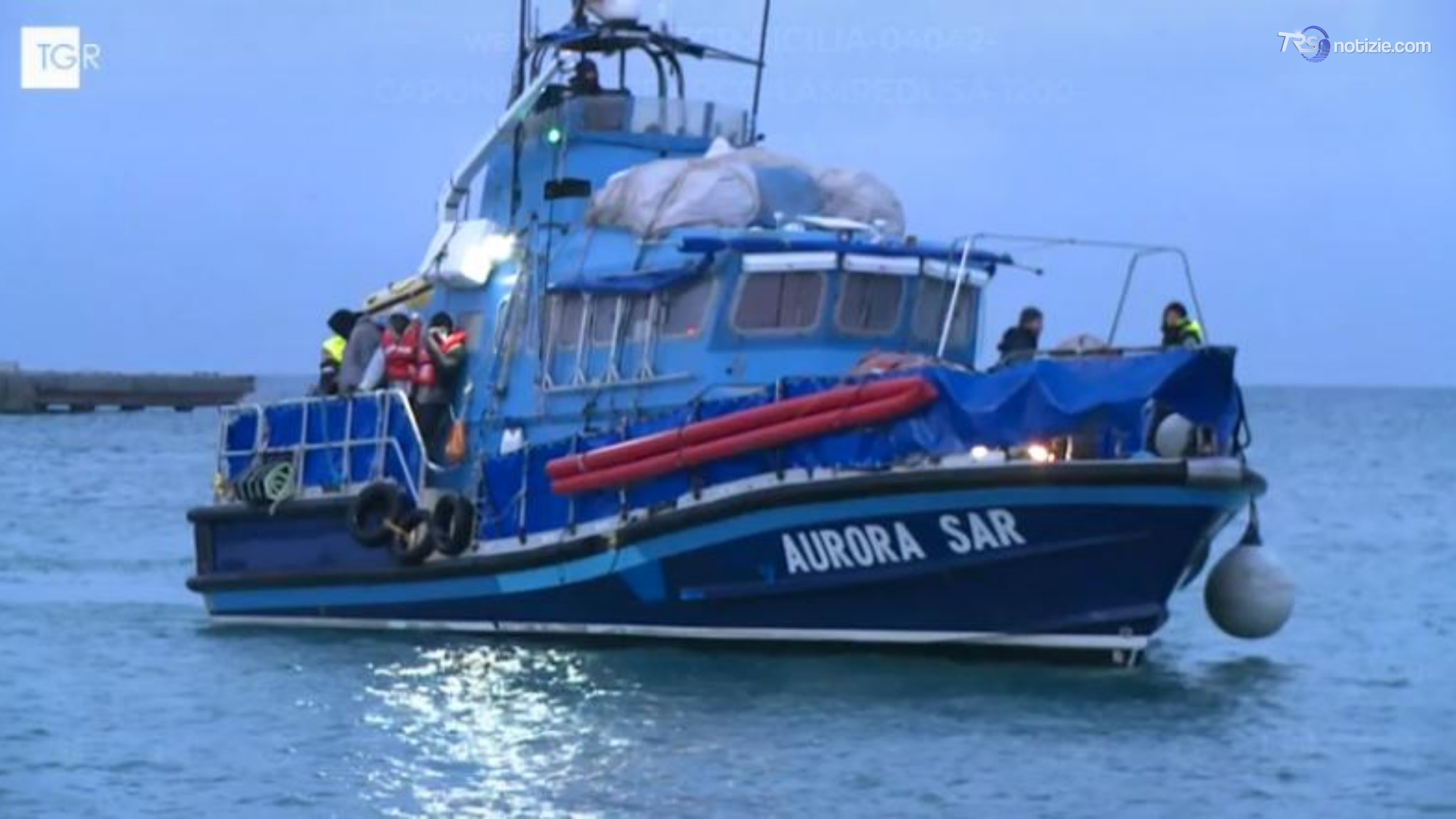 Sbarcati a Lampedusa i 36 migranti soccorsi da nave Aurora 2. Tra loro un neonato