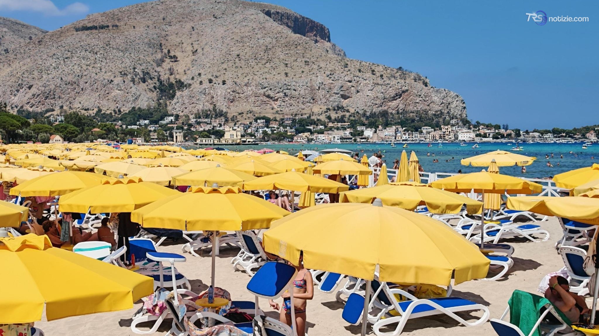 Palermo, lido di Mondello preso d'assalto anche dagli stranieri