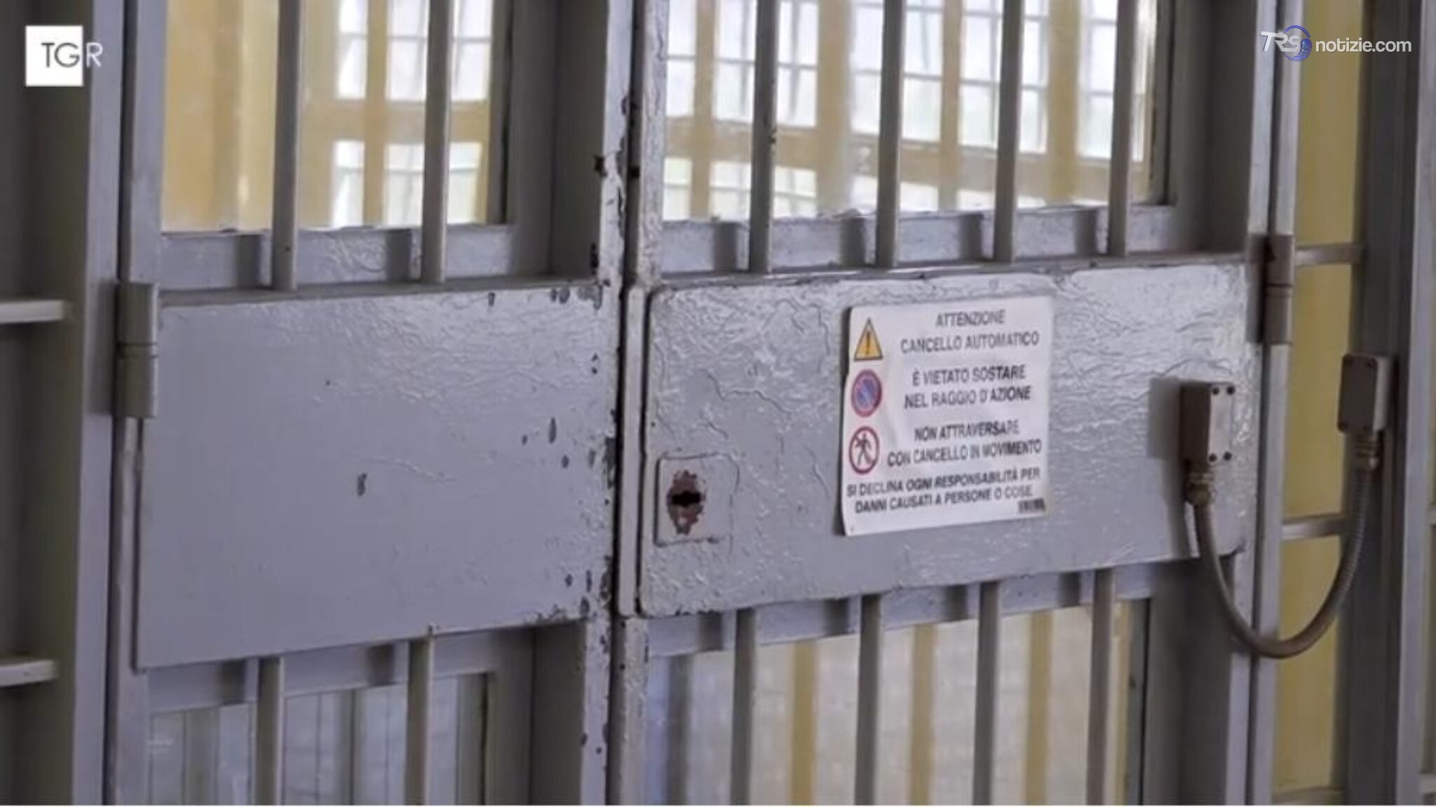 Siracusa, detenuti bloccano una perquisizione con delle forbici trasformate in pugnali