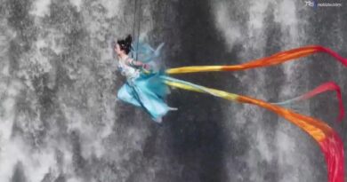 Cina, i turisti si trasformano in "fate volanti" davanti a una cascata nel Sichuan