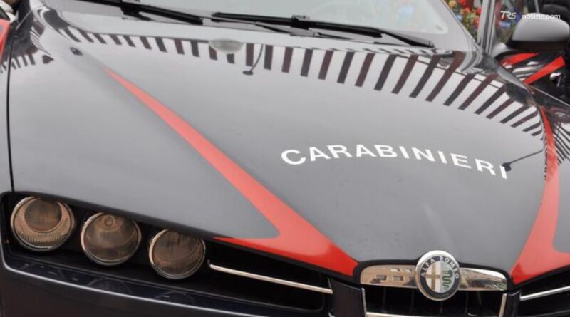 Minacciava suicidio seduto su motore condizionatore, salvato dai carabinieri