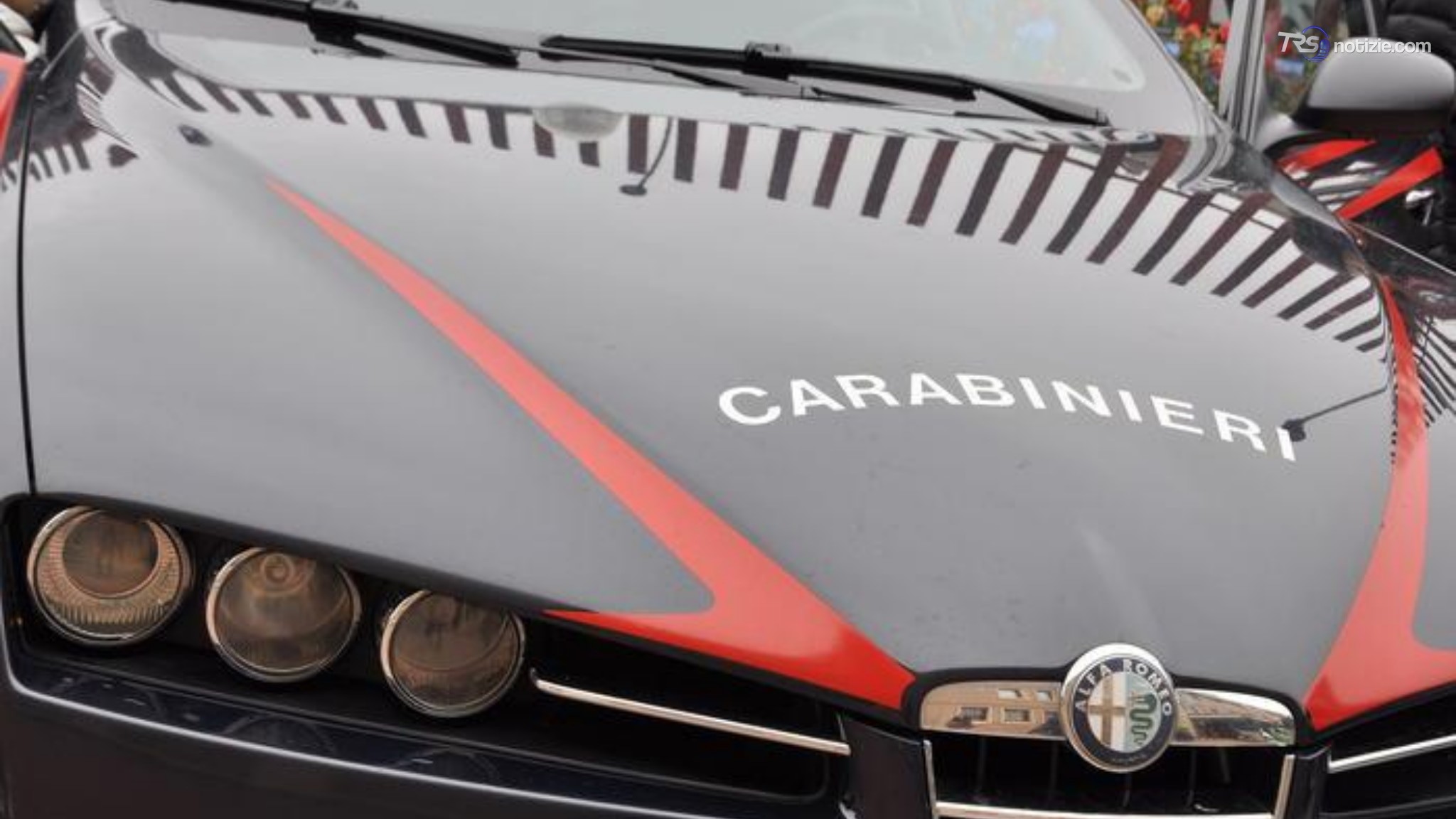 Minacciava suicidio seduto su motore condizionatore, salvato dai carabinieri